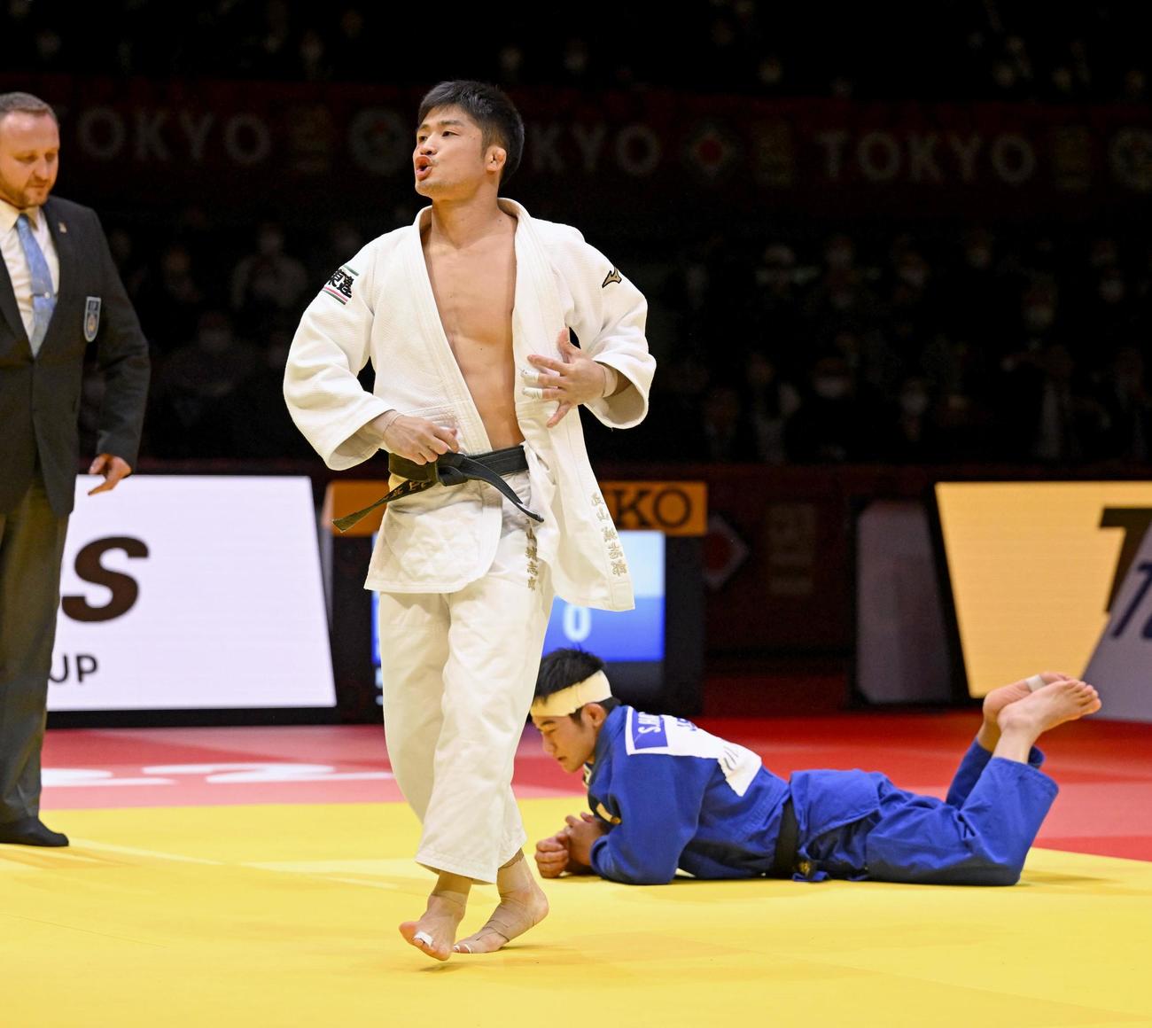 男子66キロ級決勝　服部辰成（奥）を下し優勝した丸山城志郎（共同）