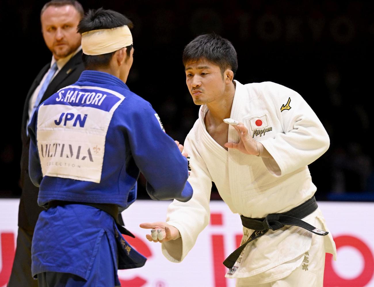 男子66キロ級決勝　服部辰成（左）と対戦する丸山城志郎（共同）