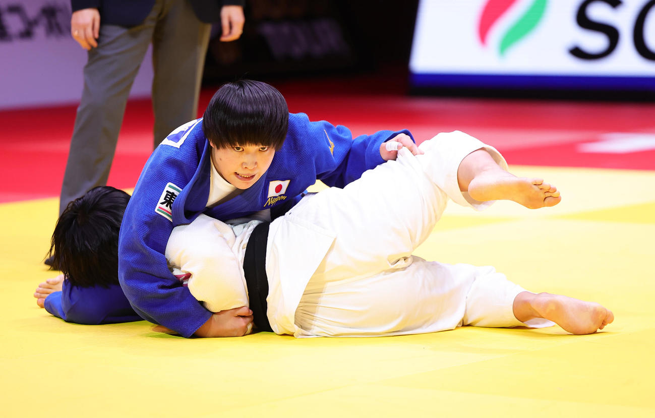 女子78キロ級決勝で浜田（下）を一本で破り優勝を決めた高山（撮影・足立雅史）