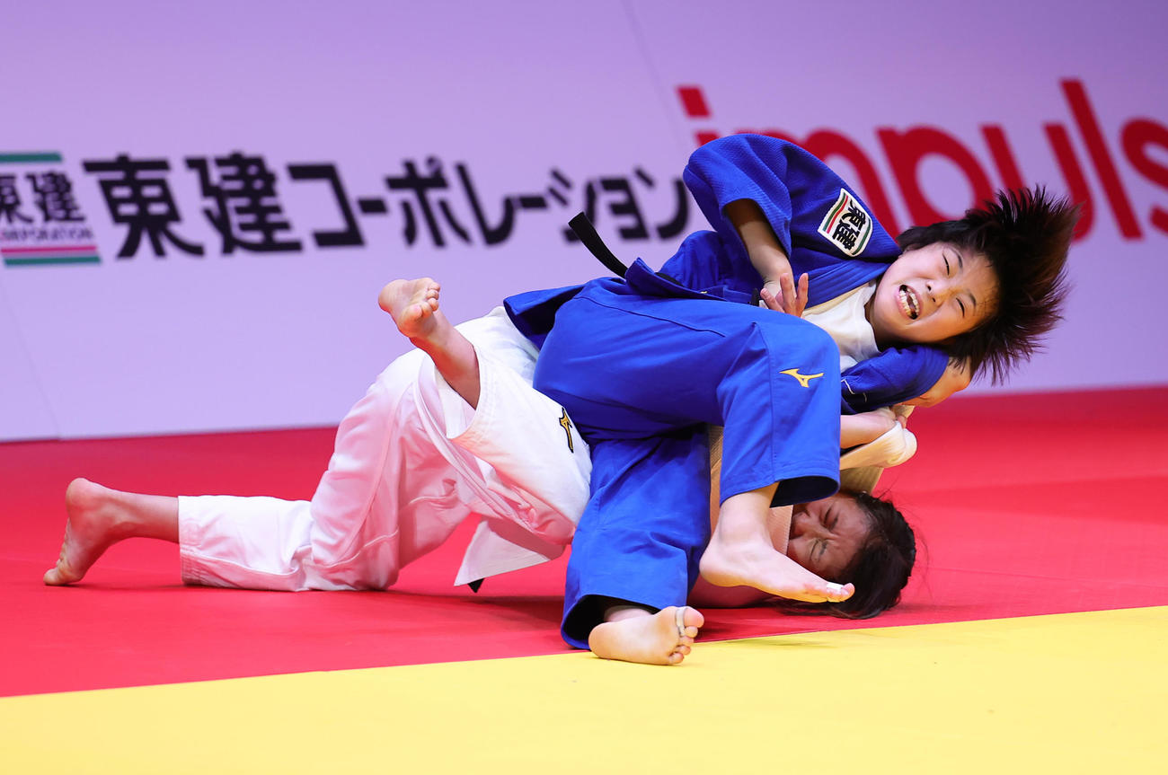 女子48キロ級決勝で宮木（上）は立川を延長で破り優勝する（撮影・足立雅史）