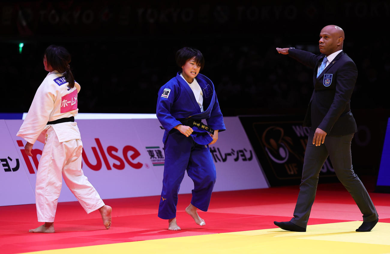 女子48キロ級決勝で宮木（右）は立川を延長で破り優勝する（撮影・足立雅史）