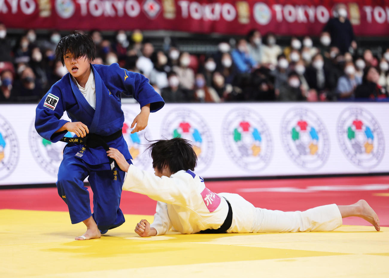 女子48キロ級準決勝で宮木（左）は古賀を破り決勝進出を決める（撮影・足立雅史）