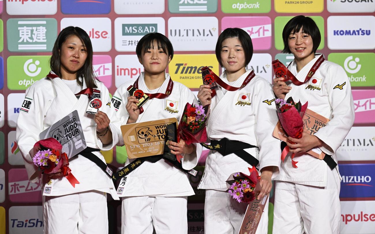 女子48キロ級の表彰式でメダルを手にする（左から）2位の立川莉奈、優勝した宮木果乃、3位の古賀若菜、角田夏実