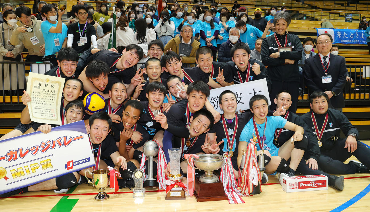 筑波大対東海大　優勝し喜ぶ筑波大の選手たち。前列中央は垂水主将、後列右から2人目は秋山監督（撮影・野上伸悟）