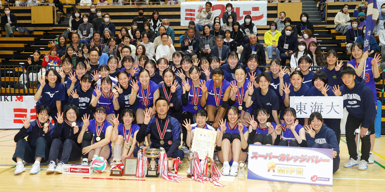 2連覇と4冠を達成し4ポーズで喜ぶ東海大の選手たち（撮影・野上伸悟）