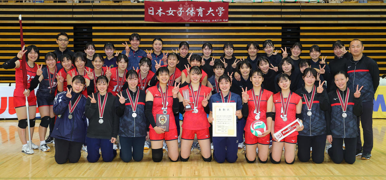 東海大対日本女子体育大　準優勝にVサインの日女体大の選手たち（撮影・野上伸悟）