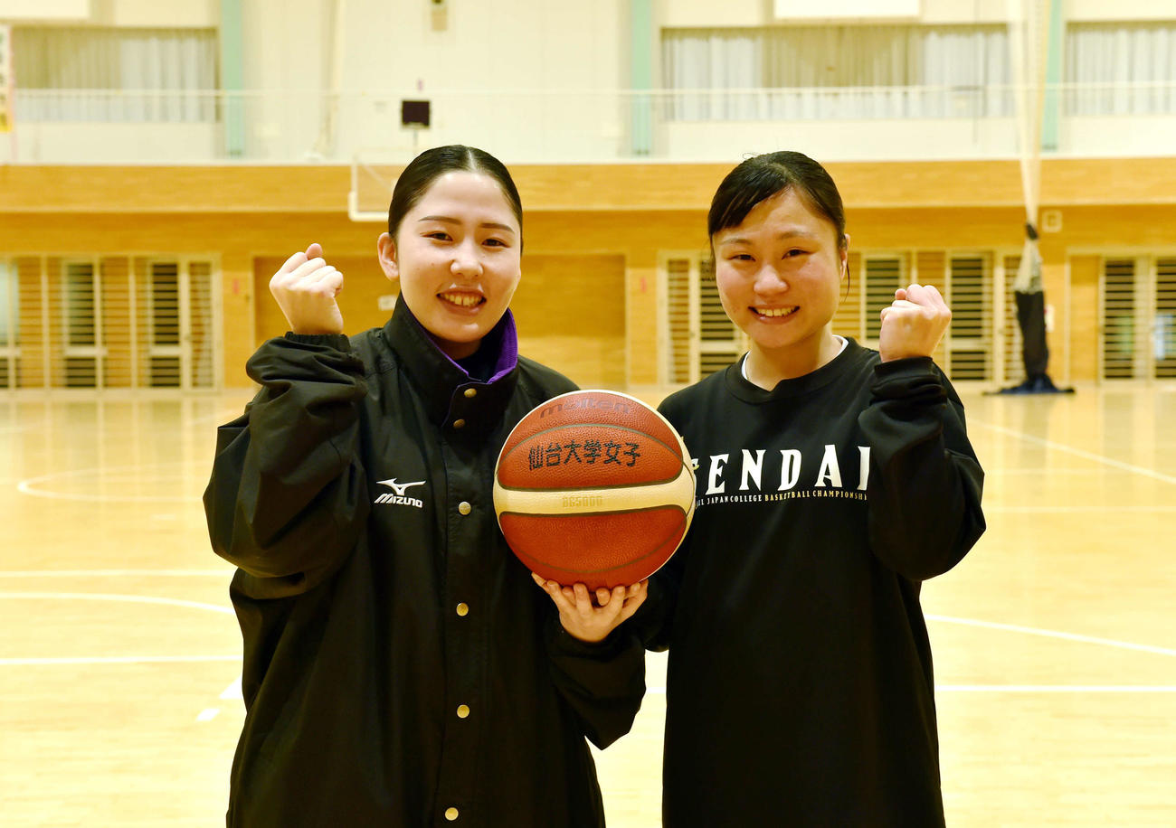 仙台大女子バスケットボール部を支える中里主務（左）と菅野主将