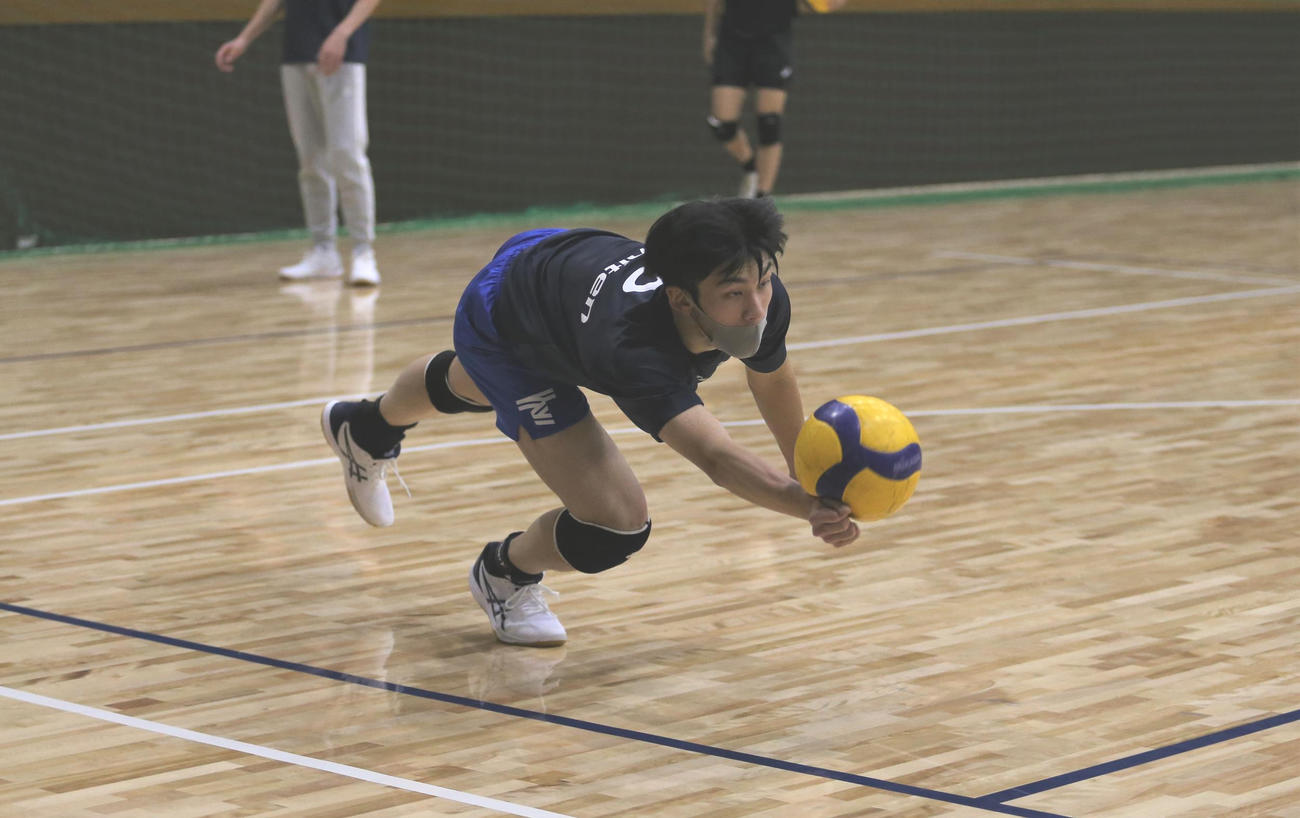 東海大札幌の成田はレシーブ練習を繰り返す（撮影・中島洋尚）