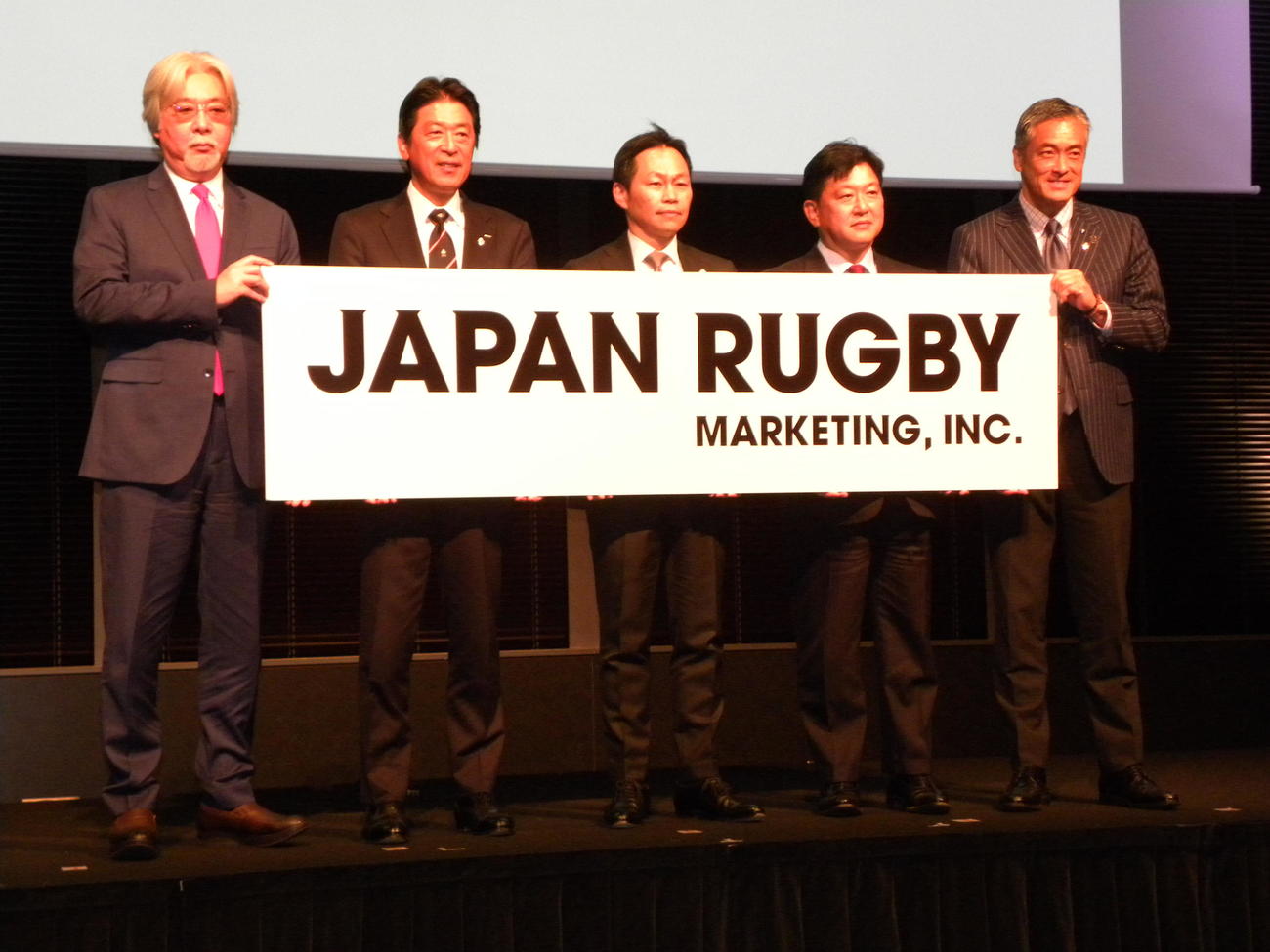 ジャパンラグビーマーケティングの設立記者会見に臨んだ日本協会の土田雅人会長（左から2人目）、リーグワンの玉塚元一理事長（右）ら（撮影・松本航）