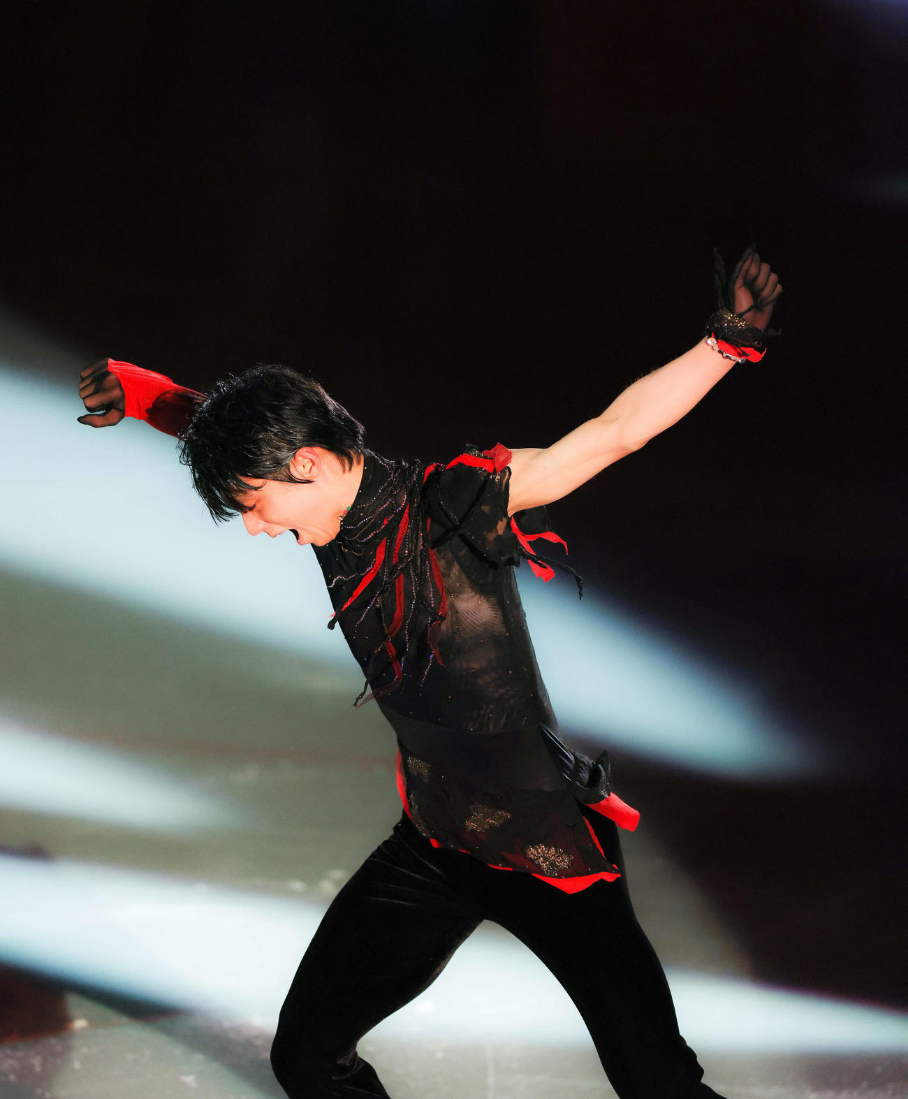 アイスショーで力強い演技を披露する羽生結弦さん（撮影・河田真司）