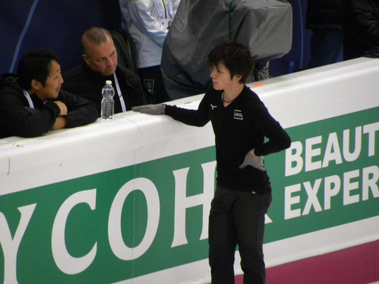 グランプリ（GP）ファイナルの公式練習に臨んだ宇野昌磨（右）（撮影・松本航）