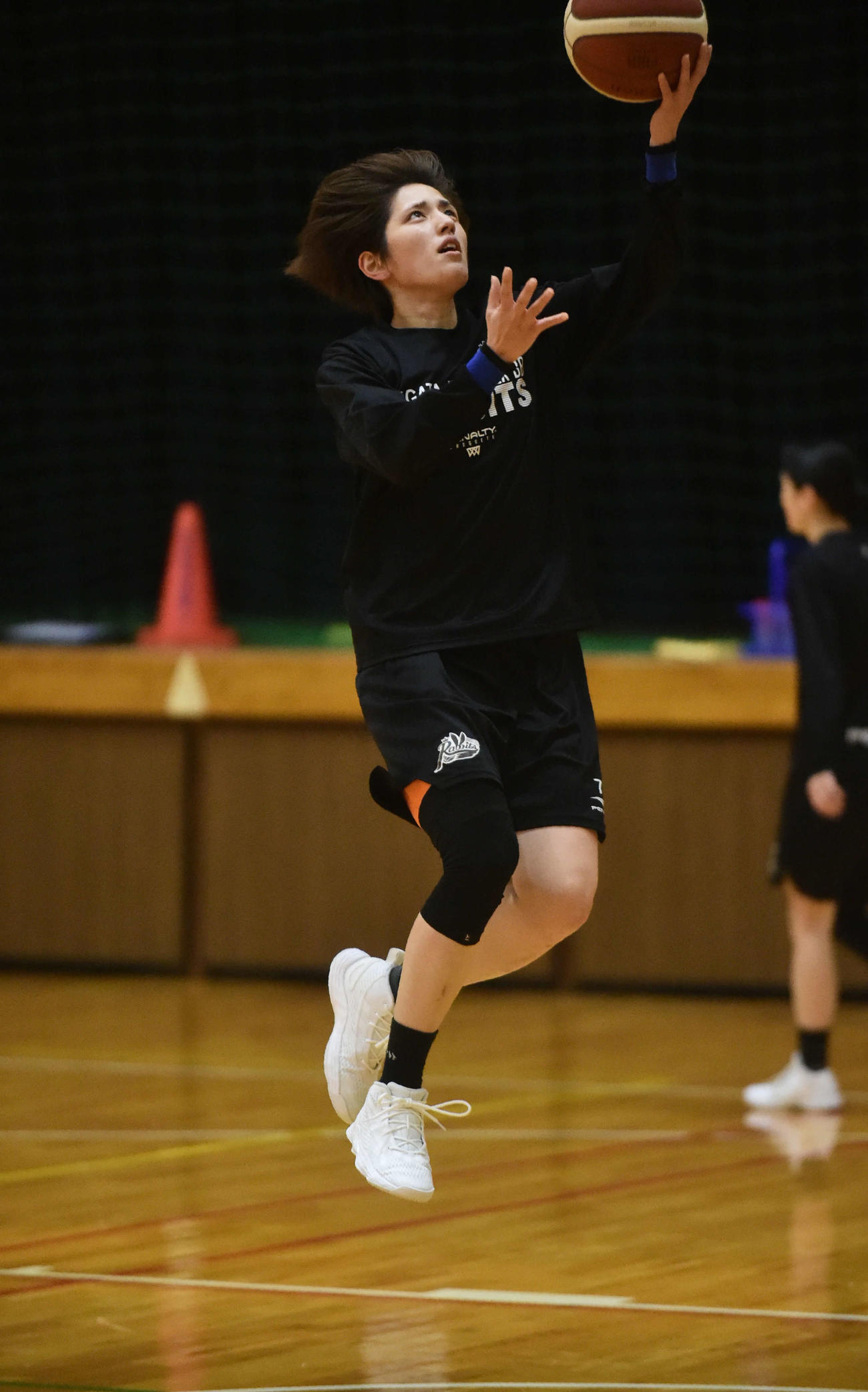 シュート練習をする北川