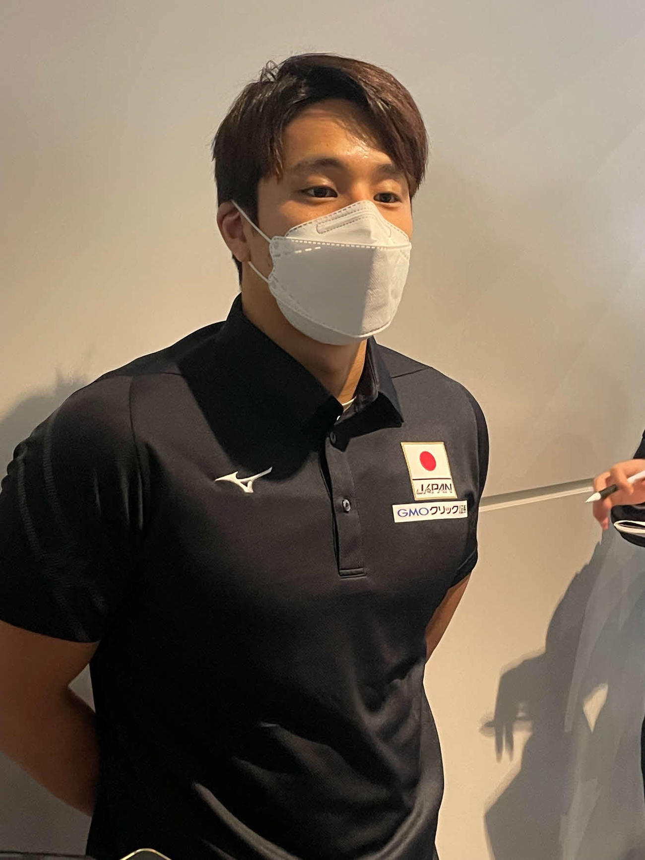 出国前に取材対応する競泳男子の瀬戸