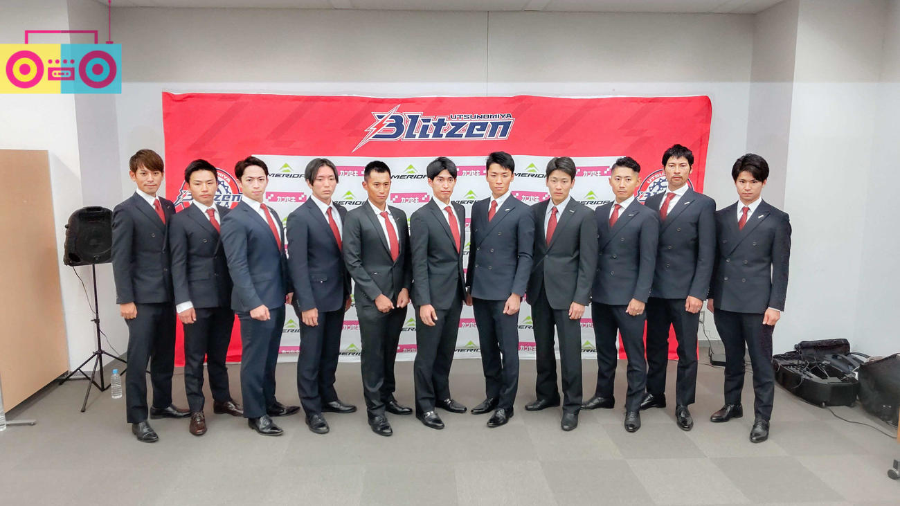 2023年度の新体制発表に臨んだ宇都宮ブリッツェンの選手（左から堀、中村、坂井、本多、フォン、谷、小野寺、沢田、小坂、阿部、西村監督）