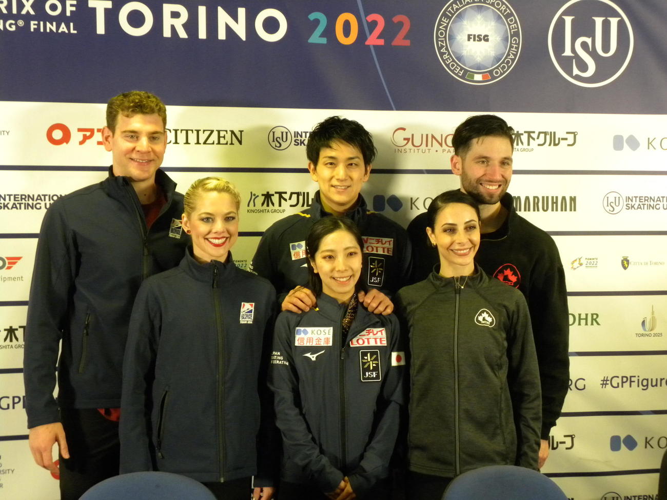 ペアSPのトップに立った三浦璃来（前列中央）と木原龍一（後列中央）。2位はクニエリム（前列左）とフレイジャー（後列左）。3位はステラートデュデク（前列右）とデシャン（後列右）（撮影・松本航）