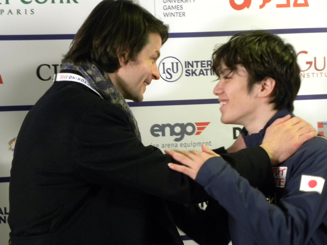 男子初優勝を飾った宇野昌磨（右）をねぎらうステファン・ランビエル・コーチ（撮影・松本航）