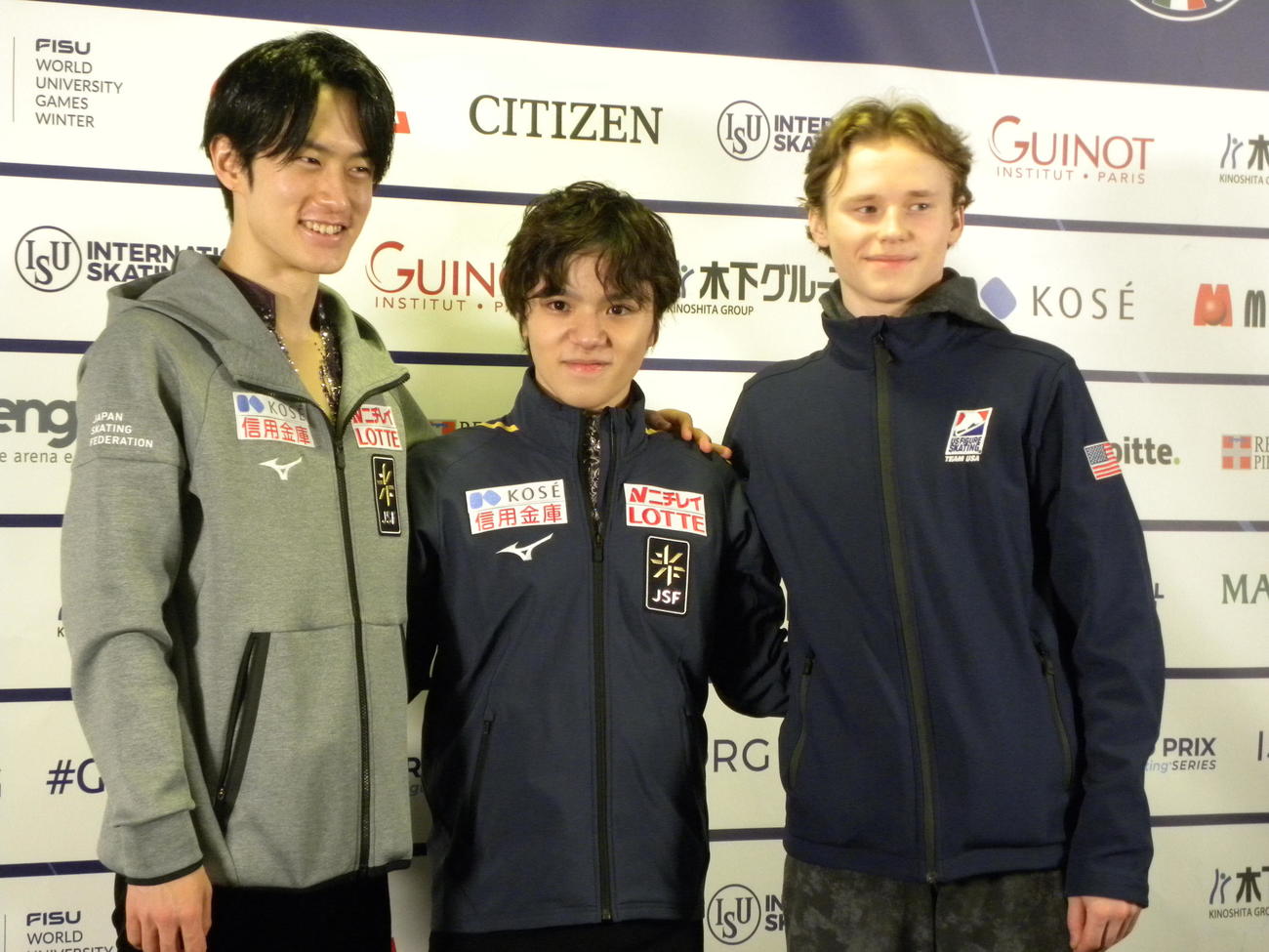 男子で初優勝を飾った宇野昌磨（中央）、2位の山本草太（左）、イリア・マリニンはメダリスト会見で笑顔を見せる（撮影・松本航）