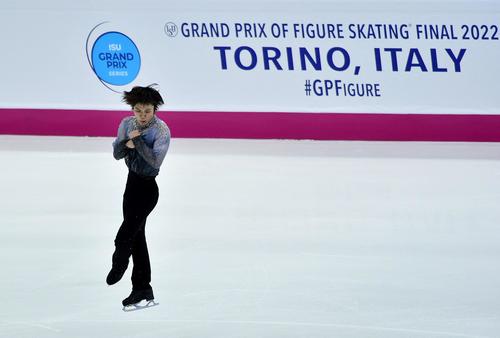 GPファイナルで初優勝した宇野昌磨の演技（ロイター）