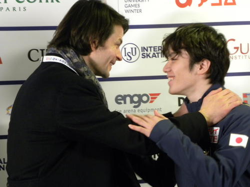 男子初優勝を飾った宇野昌磨（右）をねぎらうステファン・ランビエル・コーチ（撮影・松本航）