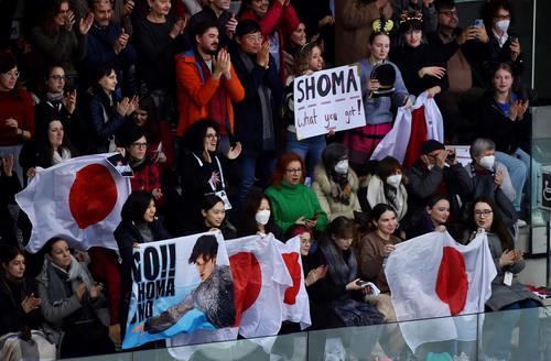 GPファイナル男子フリー　宇野昌磨の演技中、観客に掲げられる宇野のポスターや日の丸(ロイター)