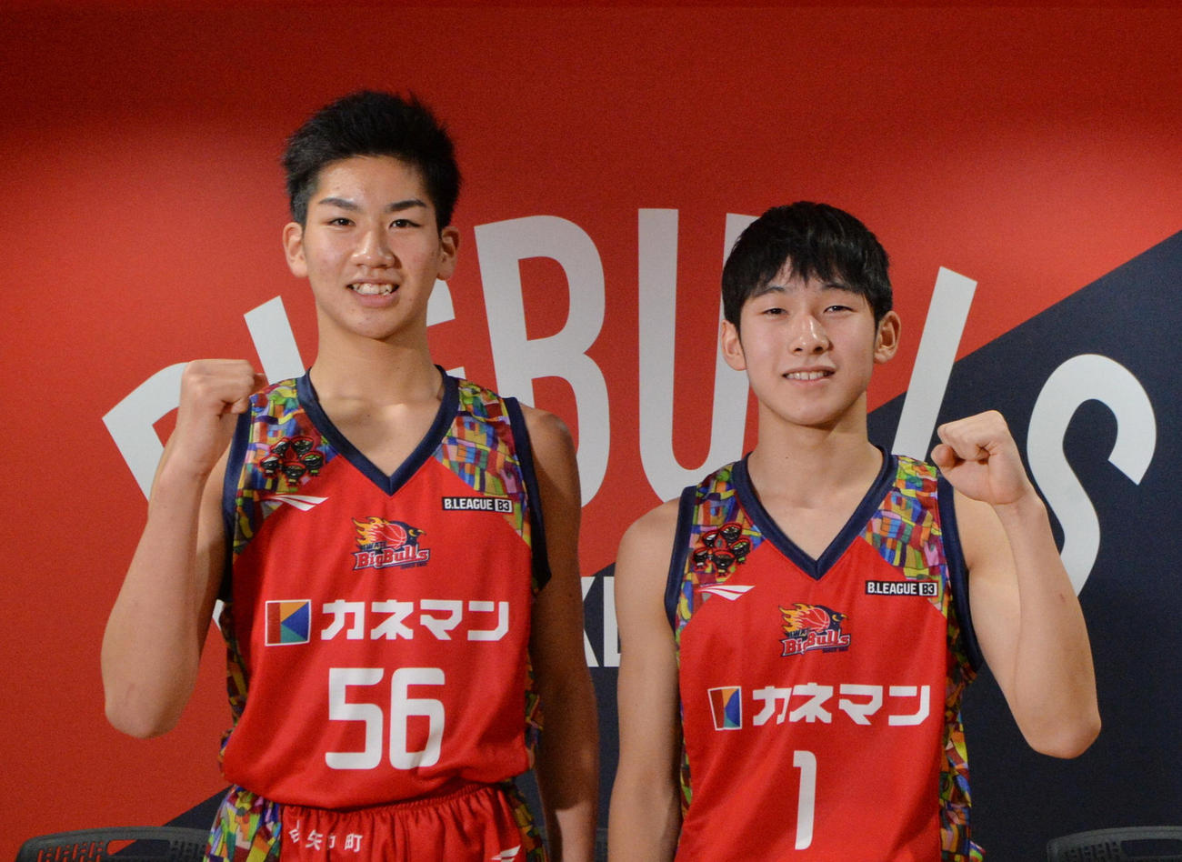 ユース育成特別枠で選手登録された鈴木（左）と北條