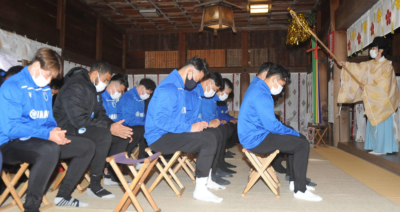 リーグ戦での必勝を祈願し、鈴のお清めを受ける静岡ブルーレヴズの選手ら