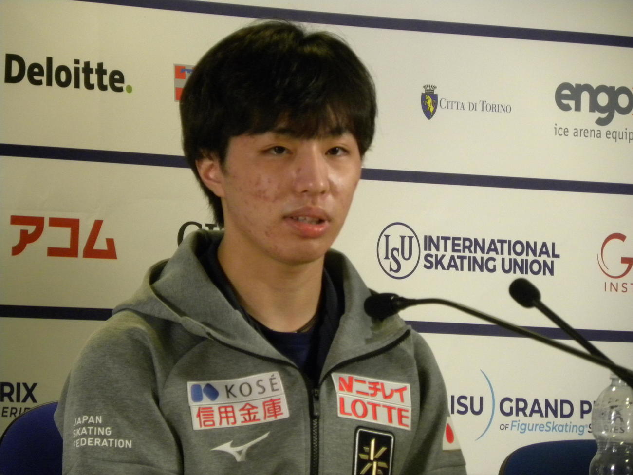 男子SPで3位となり、記者会見で思いを語る三浦佳生（撮影・松本航）