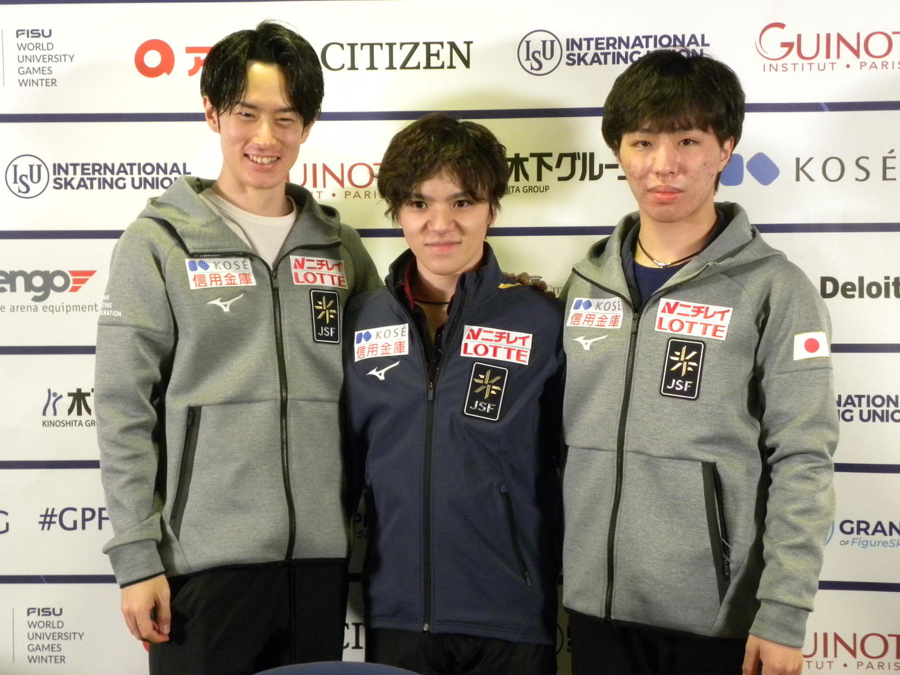 男子SPで首位に立った宇野昌磨（中央）と2位の山本草太（左）、3位の三浦佳生（撮影・松本航）
