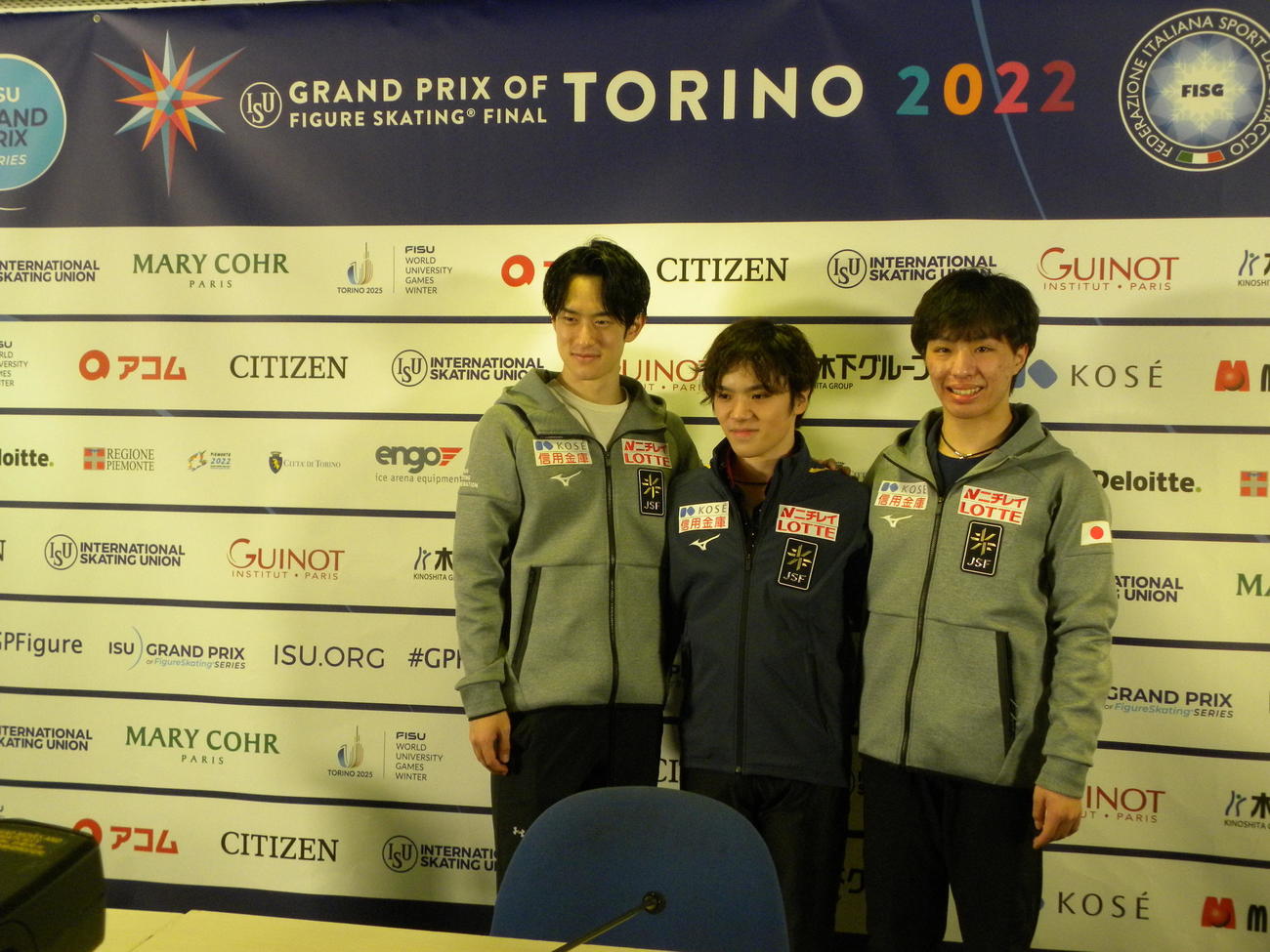 男子SPで首位に立った宇野昌磨（中央）と2位の山本草太（左）、3位の三浦佳生（撮影・松本航）