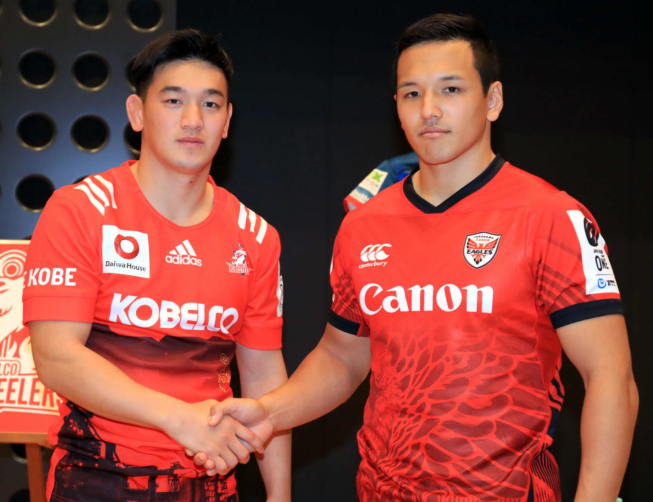 握手する神戸李承信（左）と横浜梶村祐介（2022年11月28日撮影）