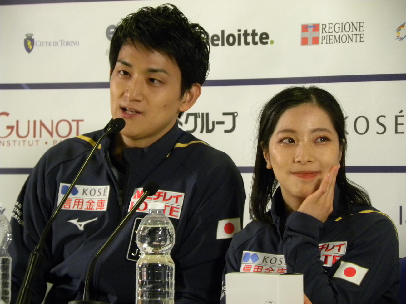 ペアで優勝した三浦璃来（右）と木原龍一は記者会見で笑顔を見せる（撮影・松本航）