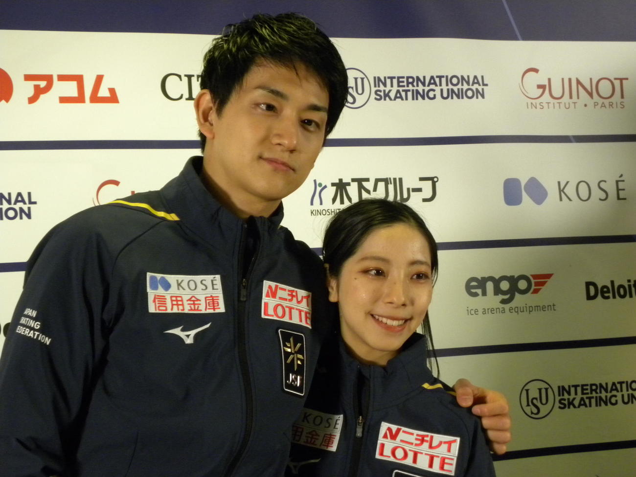 ペアで優勝し、記者会見後に肩を組む三浦璃来（右）と木原龍一（撮影・松本航）
