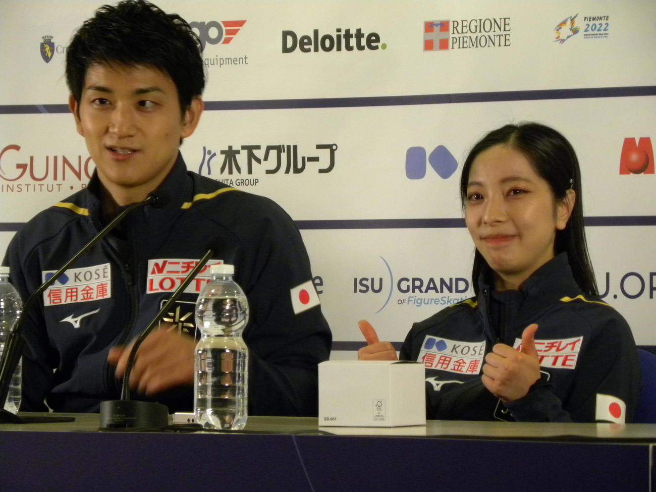 ペアで優勝し、記者会見でポーズをとる三浦璃来（右）と木原龍一（撮影・松本航）