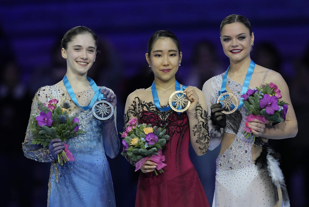 グランプリ（GP）ファイナル　女子フリー　左から2位のイザボー・レビト、逆転で初優勝した三原舞依、3位のルナ・ヘンドリックス（AP）