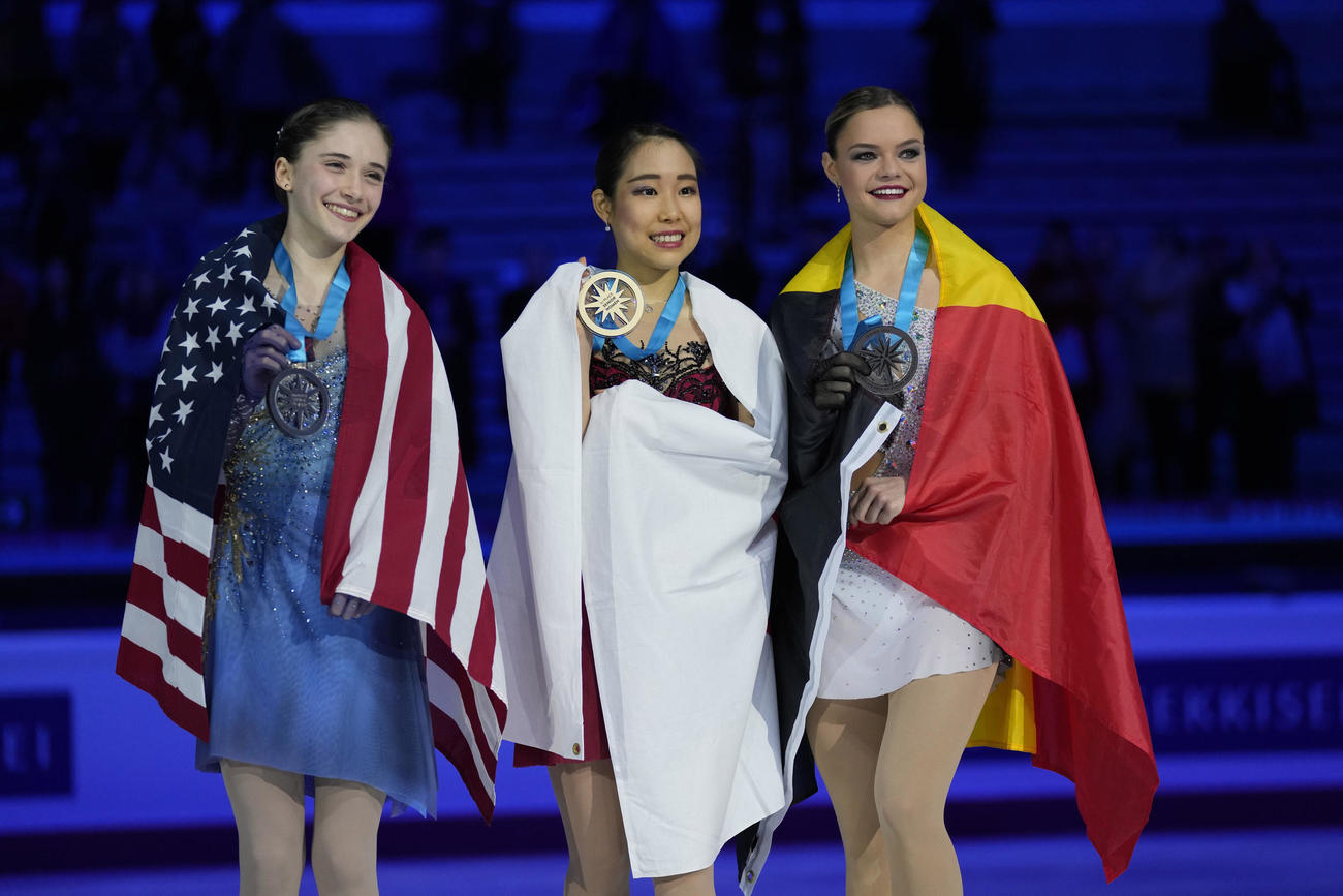 グランプリ（GP）ファイナル　女子フリー　左から2位のイザボー・レビト、逆転で初優勝した三原舞依、3位のルナ・ヘンドリックス（AP）
