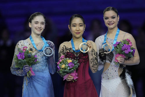 グランプリ(GP)ファイナル 女子フリー 左から2位のイザボー・レビト、逆転で初優勝した三原舞依、3位のルナ・ヘンドリックス(AP)