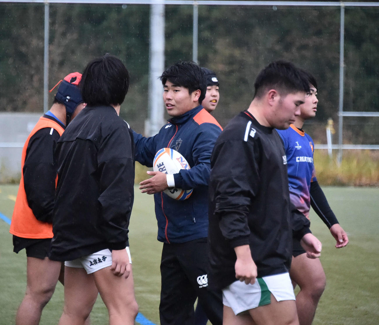 練習中、FWに声をかける尾沼（中央）