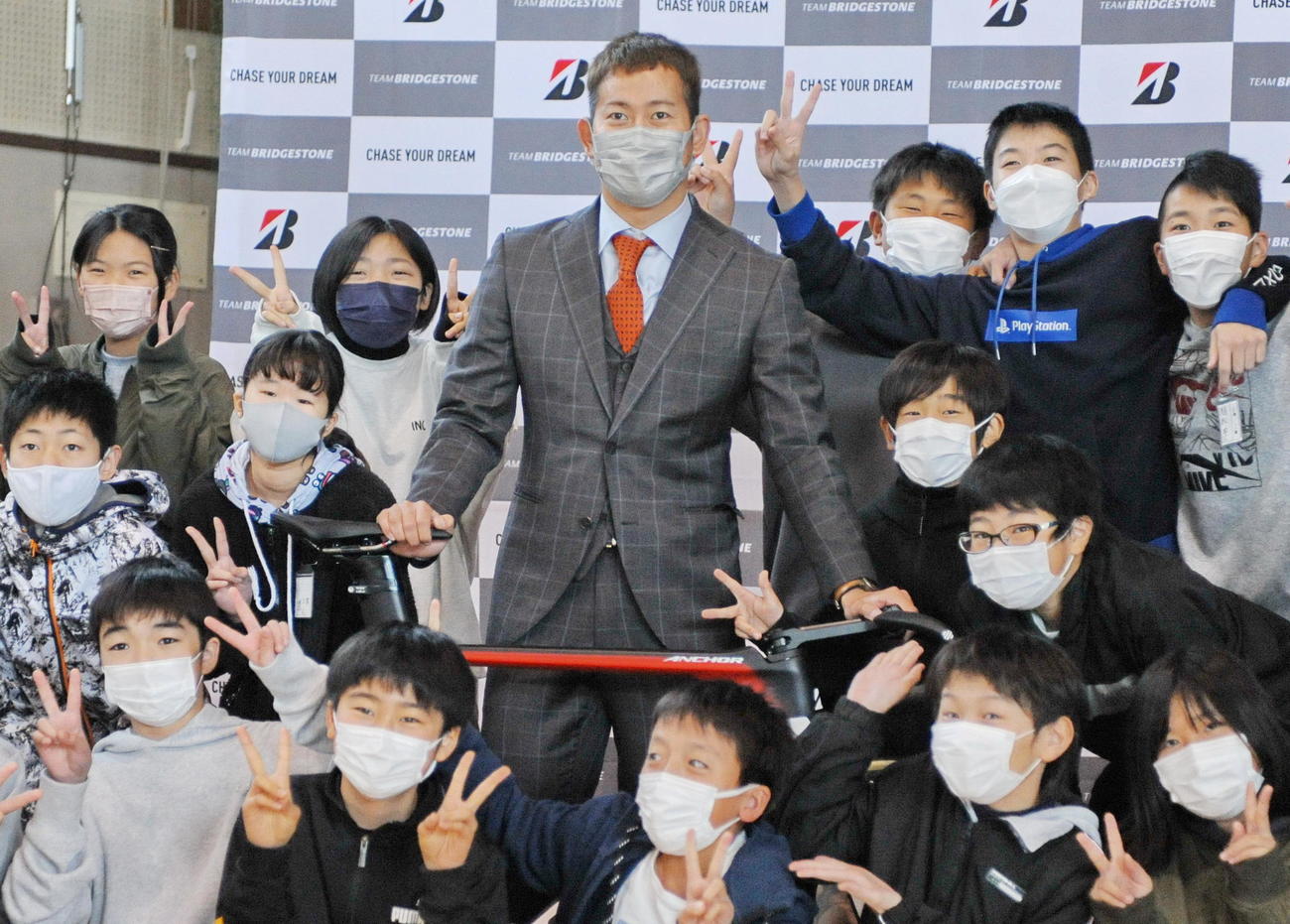三島徳倉小の児童と記念撮影に納まる脇本（中央）