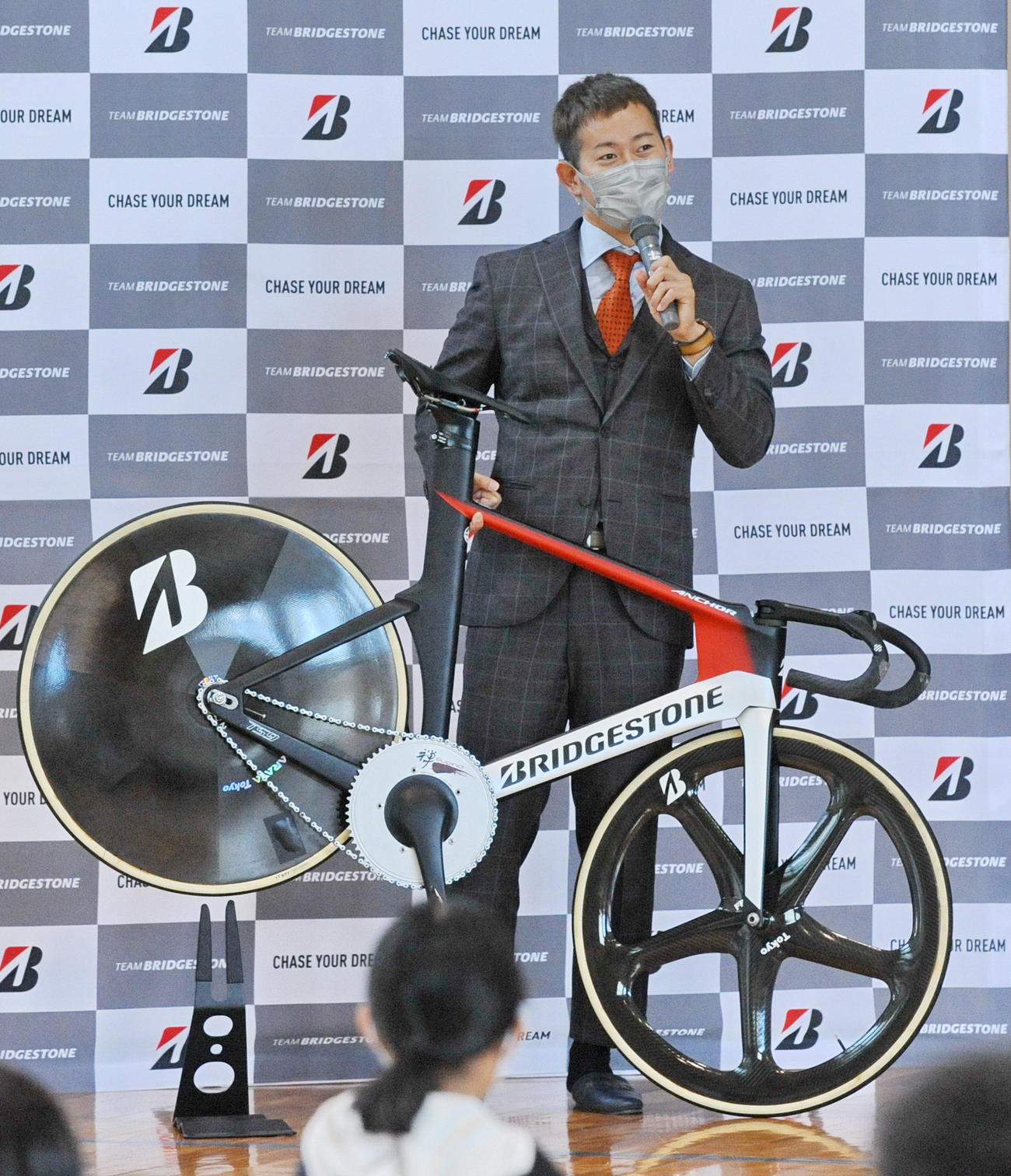競技用自転車を指1本で持ち上げる脇本
