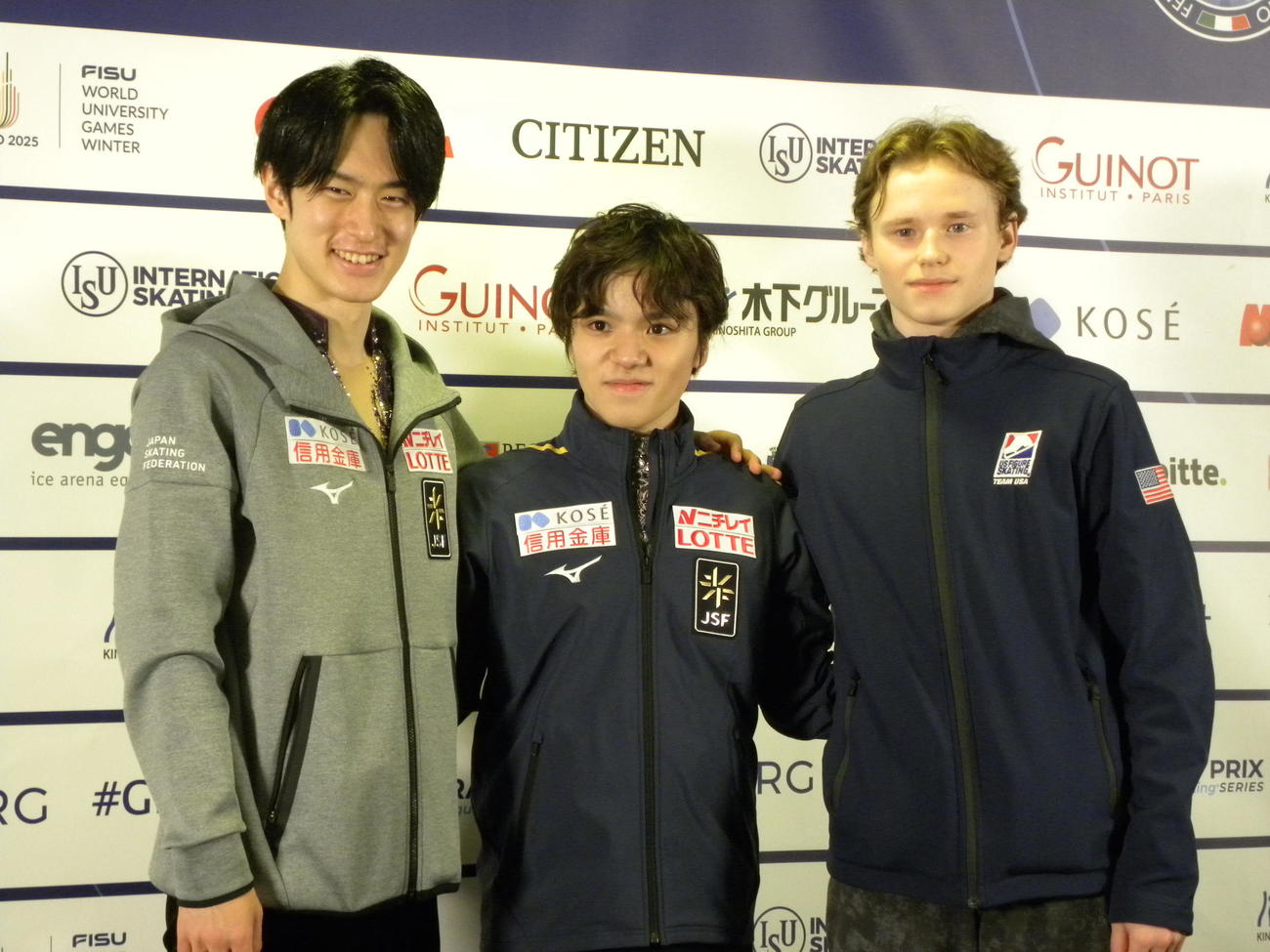 男子で初優勝を飾った宇野昌磨（中央）、2位の山本草太（左）、イリア・マリニンはメダリスト会見で笑顔を見せる（撮影・松本航）