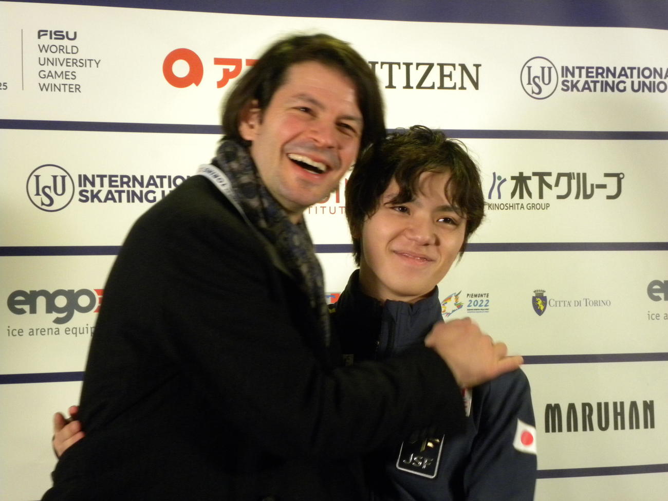 男子初優勝を飾った宇野昌磨（右）をねぎらうステファン・ランビエル・コーチ（撮影・松本航）