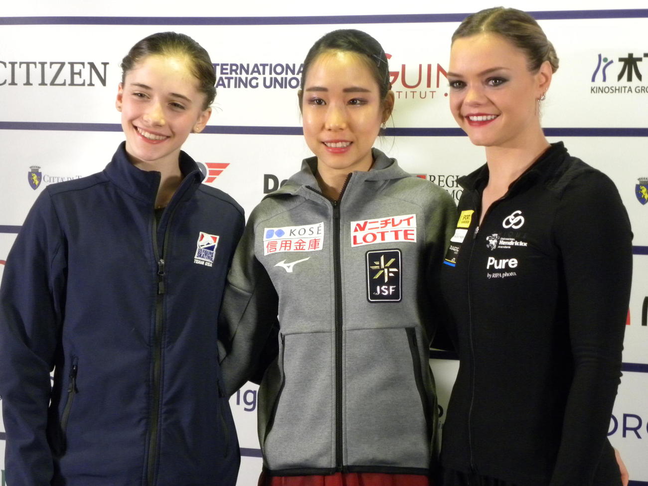メダリスト会見で笑顔を見せる初優勝の三原舞依（中央）、2位イザボー・レビト（左）、3位ルナ・ヘンドリックス（撮影・松本航）