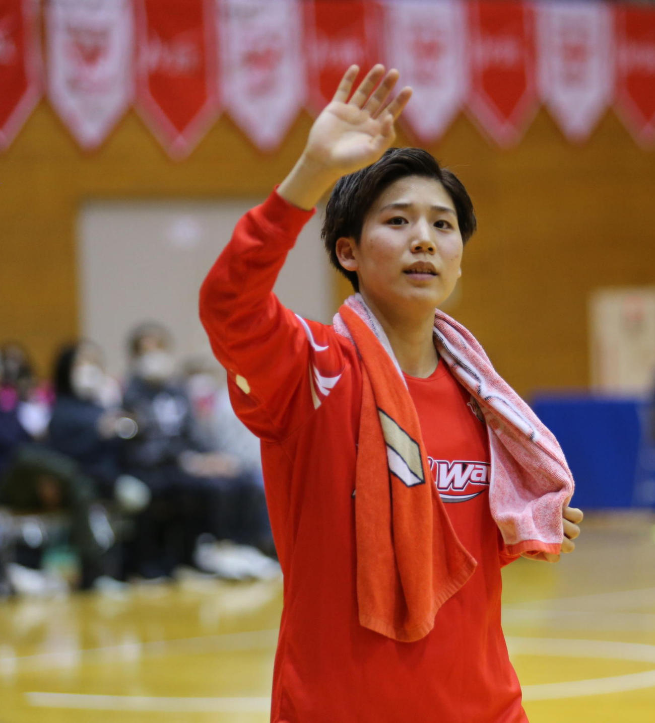 富士通の町田（左）は、試合後、地元旭川のファンに手を振る（撮影・中島洋尚）　