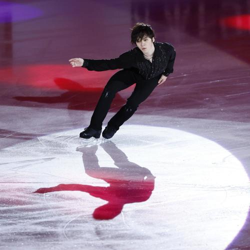 エキシビションで演技する宇野昌磨（共同）