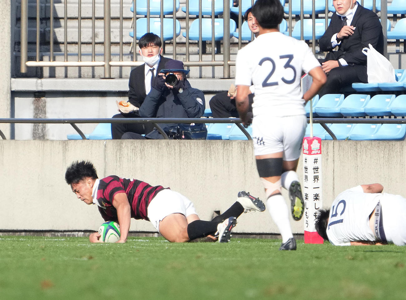 早大対東洋大　後半、逆転のトライを決める早大TB槇（左）（撮影・菅敏）