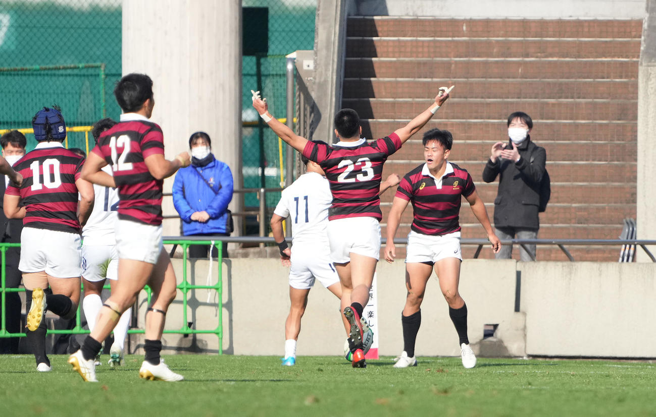 早大対東洋大　後半、逆転のトライを決める早大TB槇（右）（撮影・菅敏）