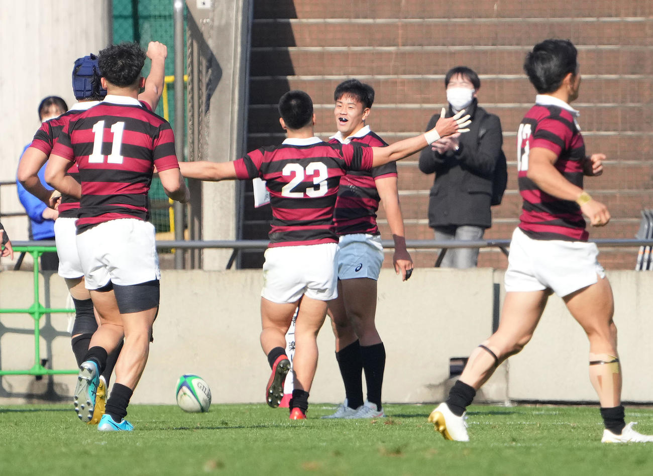 早大対東洋大　後半、逆転のトライを決め、喜ぶ早大TB槇（中央右）（撮影・菅敏）