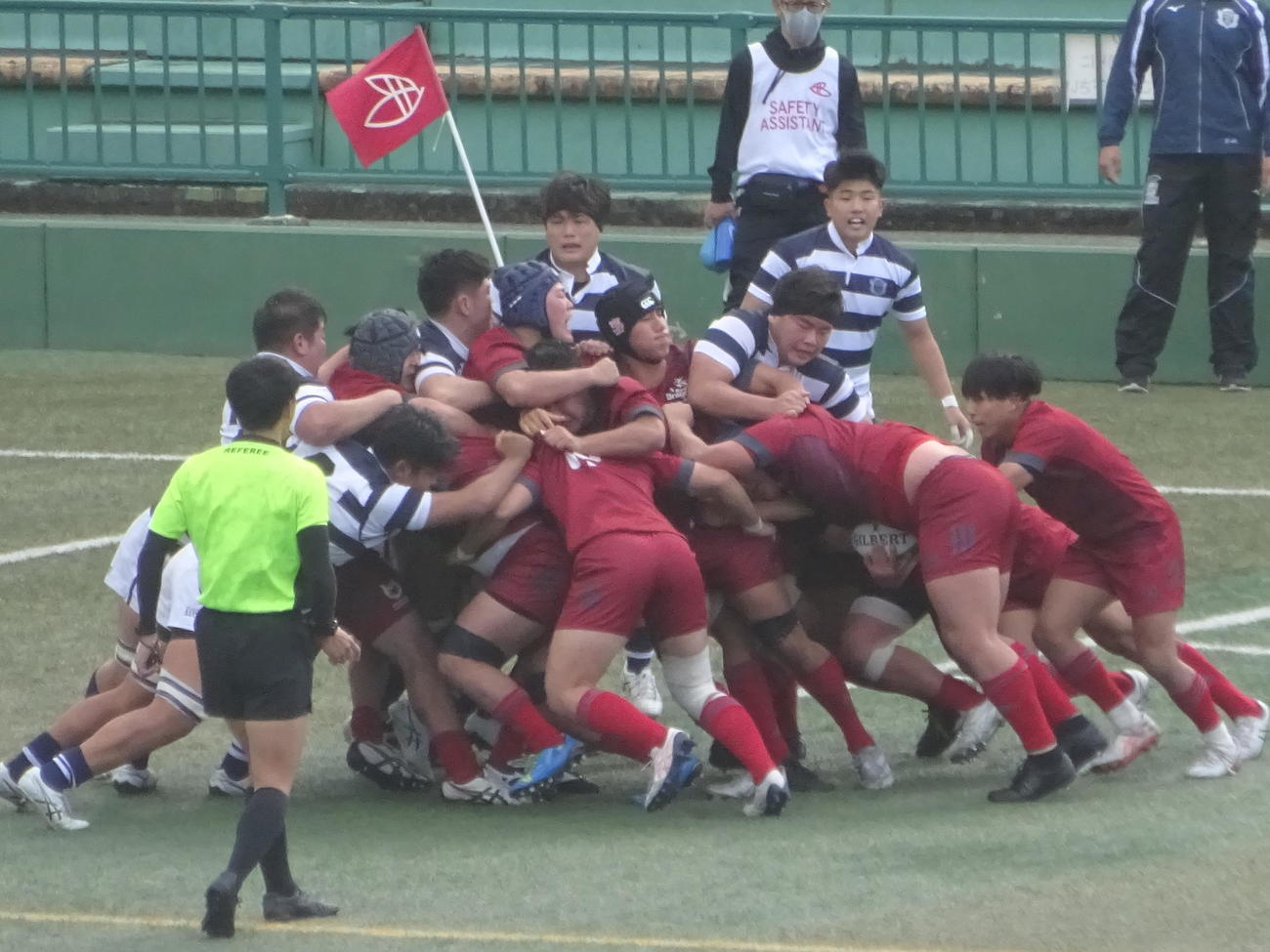ゴール前でモールを押し込む龍谷大、必死にこらえる関大（撮影・加藤裕一）