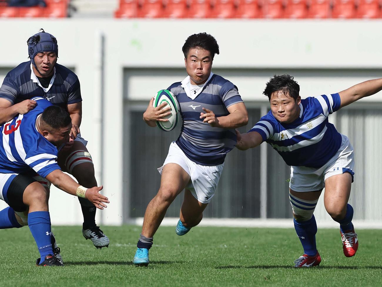 同大対福岡工大　前半、華麗なステップで相手ディフェンスをかわす同大SO大島（撮影・上田博志）