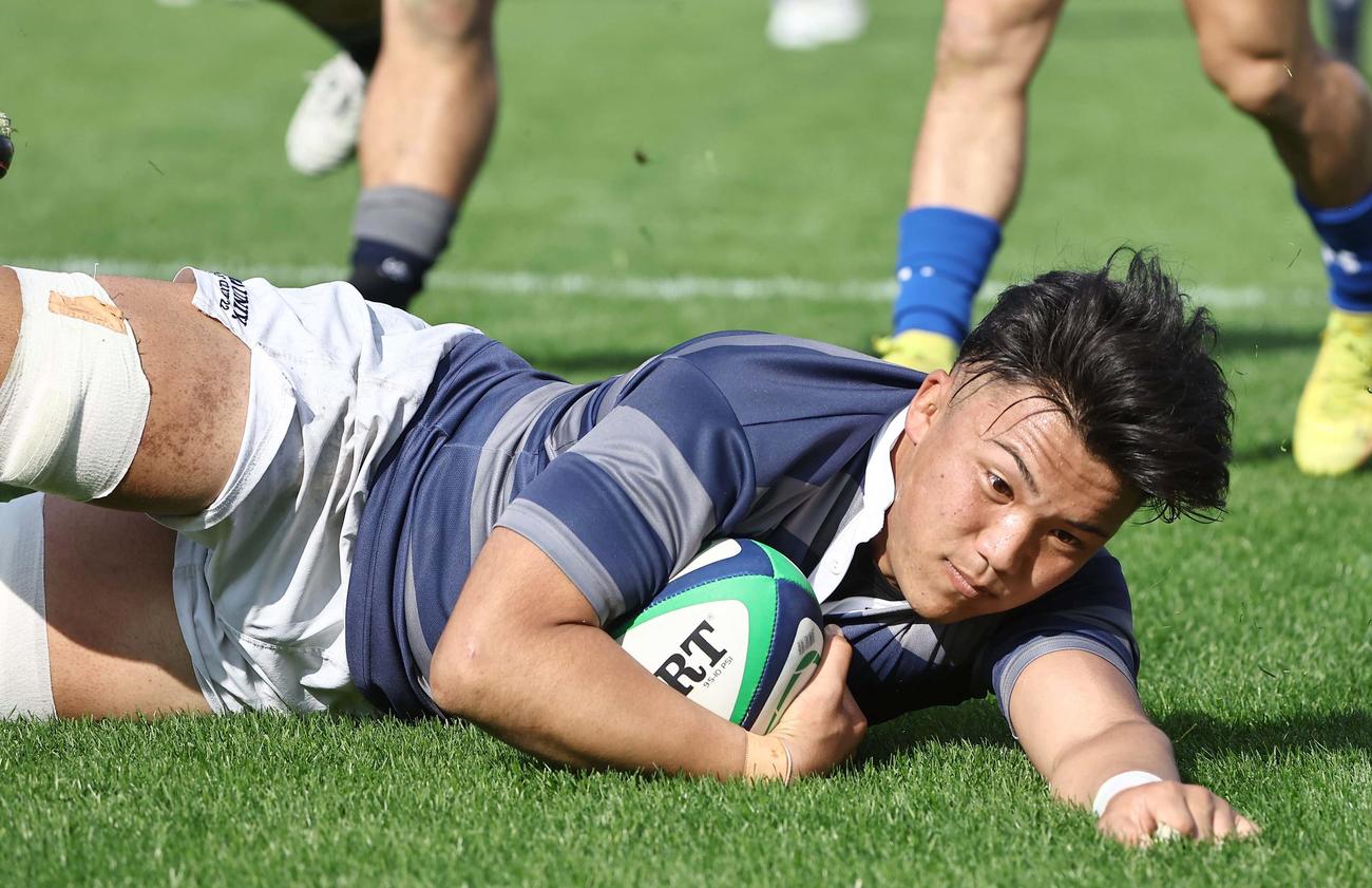 同大対福岡工大　前半、左中間へ飛び込みトライを決める同大NO8林（撮影・上田博志）